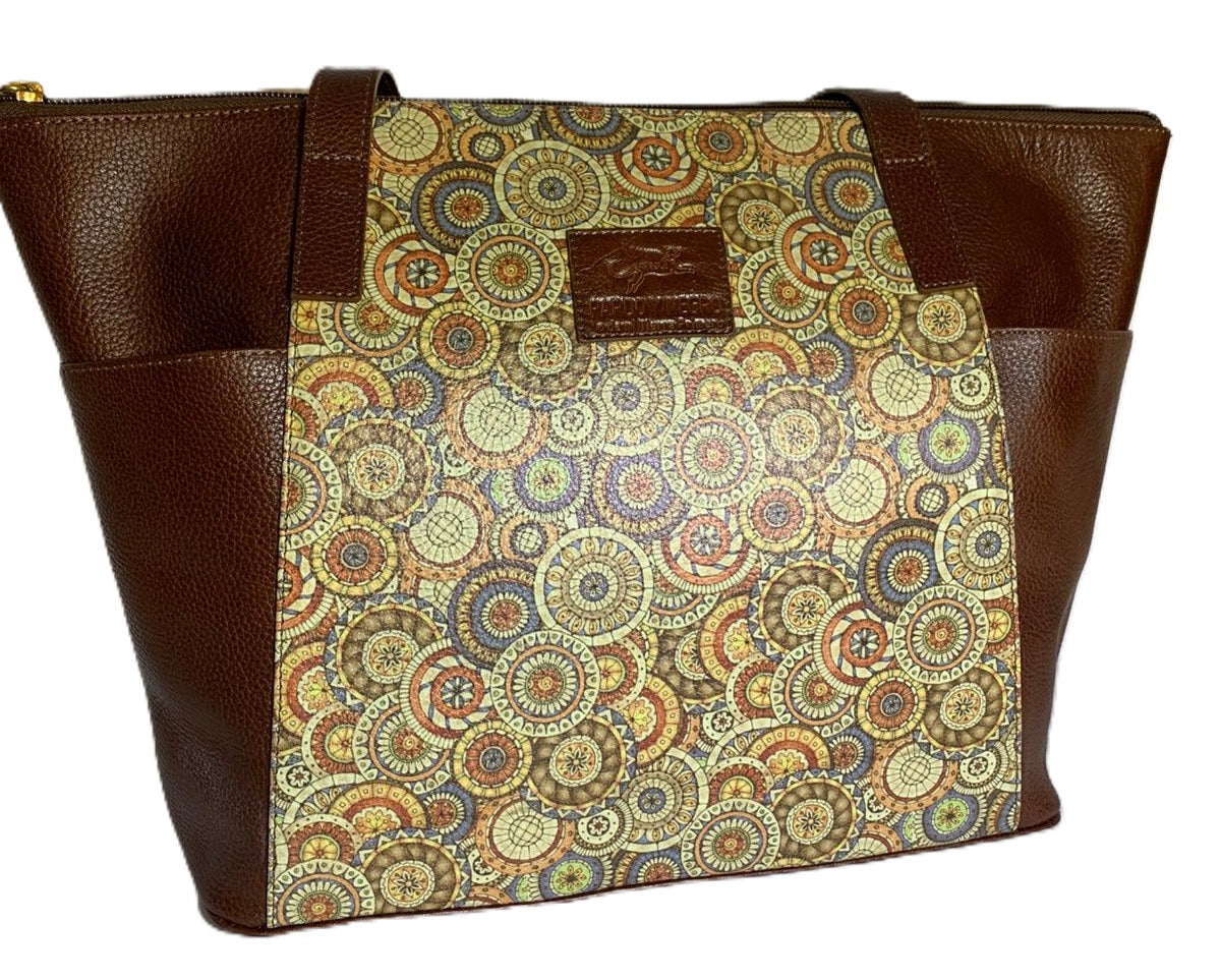 Bolso en cuero con patrón arabesco