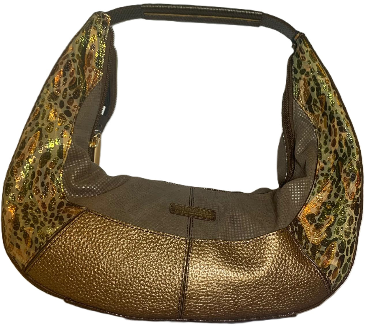 Bolso dorado en cuero folia metalizado