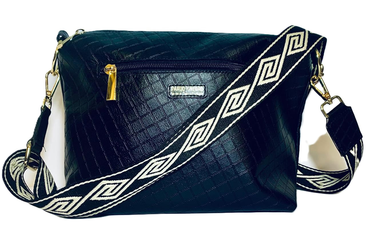 Bolso negro con correa en reata.
